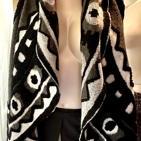 Max Studio Black and Gray Sleeveless Cardigan Poncho - Picture 7 of 12